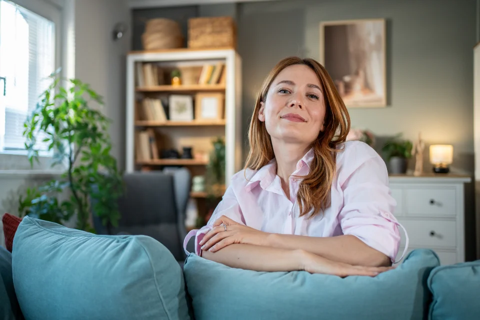 Errelakde: mujer en su salón